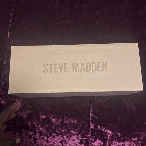 I’m selling some Steve Madden sandals - Picture 1 of 3